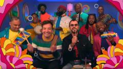 Ringo Starr ha suonato Yellow Submarine con gli strumenti per bambini da Jimmy Fallon! Guarda il video