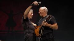 Pink Floyd, Waters rivela di aver provato a riavvicinarsi a Gilmour ma senza successo: “Ha censurato il mio film sul sito della band”
