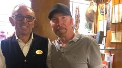 U2, The Edge in vacanza in Italia: a spasso per Bologna a pranzo in un ristorante del centro. Guarda la foto