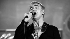 Morrissey vende album di altri artisti autografati da lui per 300$ durante i concerti! La scelta fa discutere