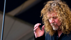 Robert Plant: “Non riesco più a riconoscermi in Stairway to Heaven, oggi non scriverei più un testo del genere”
