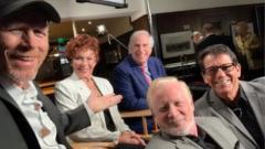 Fonzie e il cast di Happy Days riunito a 45 anni dall'esordio della serie. Guarda le foto