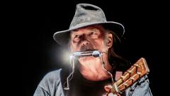 Neil Young abbandona Facebook per questioni politiche: "Diffonde informazioni false!"