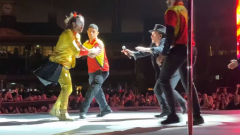 U2: Bono "salva" dalle mani della security un fan salito sul palco e balla con lui. Guarda il video