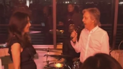 Paul McCartney canta I Saw Her Standing There alla festa di Natale dell'azienda della moglie Nancy Shevell