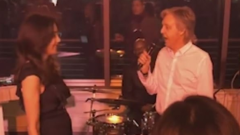 Paul McCartney si scatena alla festa aziendale della moglie e le dedica I Saw Her Standing There. Guarda i video!
