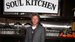 Jon Bon Jovi apre un nuovo Soul Kitchen per sfamare gli studenti del New Jersey