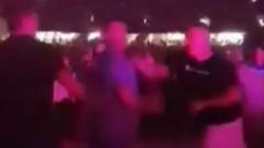 Rissa al concerto degli U2 durante l'esecuzione di Beautiful Day: "i pugni arrivavano da ogni parte". Guarda il video
