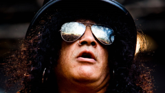Guns N’ Roses, Slash ricorda l’overdose che l’ha quasi ucciso: “Mi sento graziato dalla vita, è come se fossi rinato”