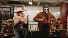 Alanis Morrisette e Jimmy Fallon suonano travestiti in metropolitana. Guarda il video con lo scherzo ai fan