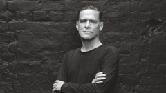 Bryan Adams ha donato ad una scuola elementare di Chelsea un parco giochi nuovo per i bambini. Guada le foto