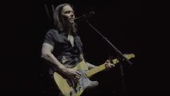 Myles Kennedy ha suonato "Hallelujah" con la chitarra di Jeff Buckley. Guarda il video con la splendida esibizione