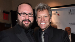 Bon Jovi: Desmond Child ha rivelato quanto guadagna all'anno come co-autore di Livin' On A Prayer nell’era dello streaming!