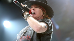 Guns N’ Roses: una fan sostiene di essere stata colpita dal microfono lanciato da Axl Rose durante un concerto. Le foto e i video