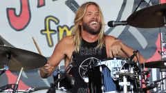 In memory of Taylor Hawkins. Scopri la sua storia e guarda le foto più belle del batterista dei Foo Fighters