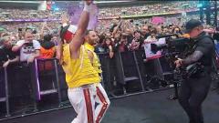 Coppia di wrestler omaggia Freddie Mercury durante lo show al Wembley Stadium. Guarda il video