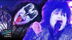 KISS: James Corden sul palco con la band storpia il testo di Rock And Roll All Nite! Guarda il video
