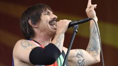 Coronavirus, Red Hot Chili Peppers: la quarantena di Anthony Kiedis con la famiglia a Malibu. Guarda le foto