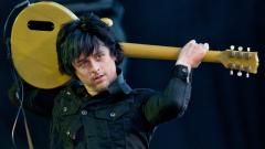 Billie Joe Armstrong ha registrato un nuovo brano a casa per i fan in quarantena. Ascolta qui la sua cover dei The Avengers