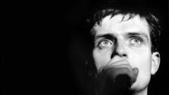 Ian Curtis, il concerto tributo a quarant'anni dalla morte coi membri dei Joy Division, Brandon Flowers e Mark Lanegan
