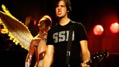Nirvana: quella volta che Krist Novoselic lanciò in aria il suo basso e quasi si spaccò la testa! Guarda il video