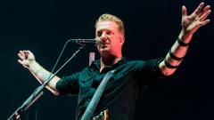 I Queens Of The Stone Age trasmetteranno un concerto per beneficenza in memoria delle vittime del Bataclan