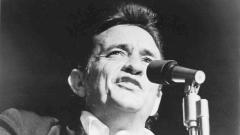 Johnny Cash, il giorno in cui registrò il concerto nella prigione di San Quentin (e scattò la storica foto col dito medio alzato)
