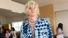 Machine Gun Kelly ha deciso di cambiare il nome del nuovo album: si chiamerà Mainstream Sellout