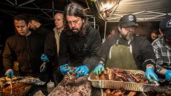 Dave Grohl ha cucinato al BBQ per 16 ore servendo quasi 500 pasti ai senzatetto di Los Angeles. Guarda le foto e i video