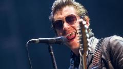 Arctic Monkeys, annullato il concerto a Dublino: Alex Turner ha la laringite. Tutte le info 