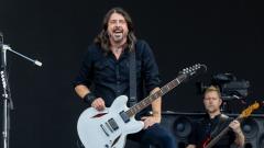 Dave Grohl suona Stairway To Heaven per prendere tempo e permettere i soccorsi a un fan. Guarda il video