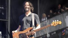 Keanu Reeves: "comprai il mio primo basso da uno spacciatore in un parcheggio". Guarda il video