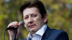Shane MacGowan: preoccupano le condizioni di salute del leader dei Pogues. La moglie: "la paura della perdita fa malissimo"