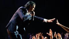 Nick Cave ha risposto a una lettera inviata da un ragazzo di Roma: "Non so se continuare a cantare. Cosa dovrei fare?". Leggila qui