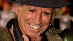 The Rolling Stones, la prima volta di Keith Richards con l'LSD: "Lo provai con John Lennon. Partimmo per un viaggio di tre giorni"