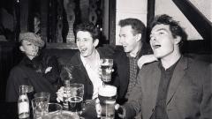 Shane MacGowan ha lasciato un conto di 10.000 € per gli amici nel suo pub preferito. La moglie: "Erano le sue ultime volontà"