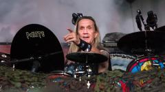 Iron Maiden, Nicko McBrain ha suonato per l'ultima volta in concerto con la band. Ecco chi sarà il nuovo batterista