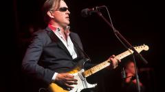 Joe Bonamassa se la prende con la musica dei vicini di casa e suona "Smoke On The Water" a tutto volume. Guarda il video