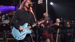 Love Rocks NYC: le foto dell'evento di beneficenza con Dave Grohl, The Black Keys, Tom Morello, Don Felder...