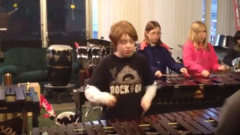 Ozzy Osbourne, gruppo di bambini suona Crazy Train con lo xilofono a scuola. Guarda il video