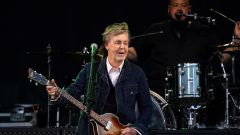 Paul McCartney sul palco a sorpresa con Chad Smith per una cover di Neil Young. Guarda il video