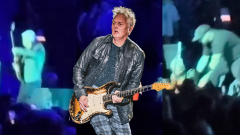 Pearl Jam, Mike McCready è caduto dal palco durante il concerto a Vancouver (ma non ha mancato una nota). Guarda il video