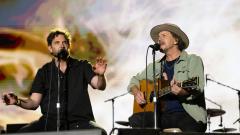 Pearl Jam, Bradley Cooper sul palco con Eddie Vedder per cantare due canzoni. Guarda i video