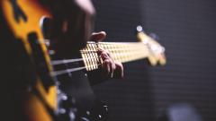 Basso Rock: le 10 canzoni perfette per iniziare a imparare a suonare lo strumento. Scoprile qui