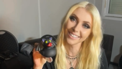 Gli AC/DC hanno regalato un pipistrello giocattolo a Taylor Momsen dopo l'incidente a Siviglia. Guarda il video!