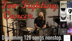 Foo Fighters: un musicista ha suonato tutte le parti di batteria della band per beneficenza. Guarda il video 