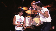 Bruce Springsteen: Courteney Cox ha 'rifatto' dopo 40 anni il suo celebre ballo di Dancing In The Dark. Guarda il video