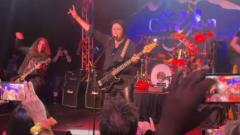 Gene Simmons è salito sul palco con Shane Hawkins, dandogli un prezioso insegnamento musicale. Guarda il video