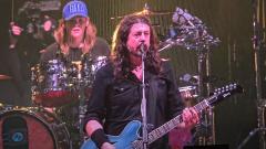 Foo Fighters, Shane Hawkins sul palco durante il concerto al London Stadium. Guarda il video