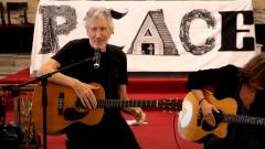 Roger Waters suona a sorpresa Wish You Were Here in una chiesa di Londra. Guarda il video